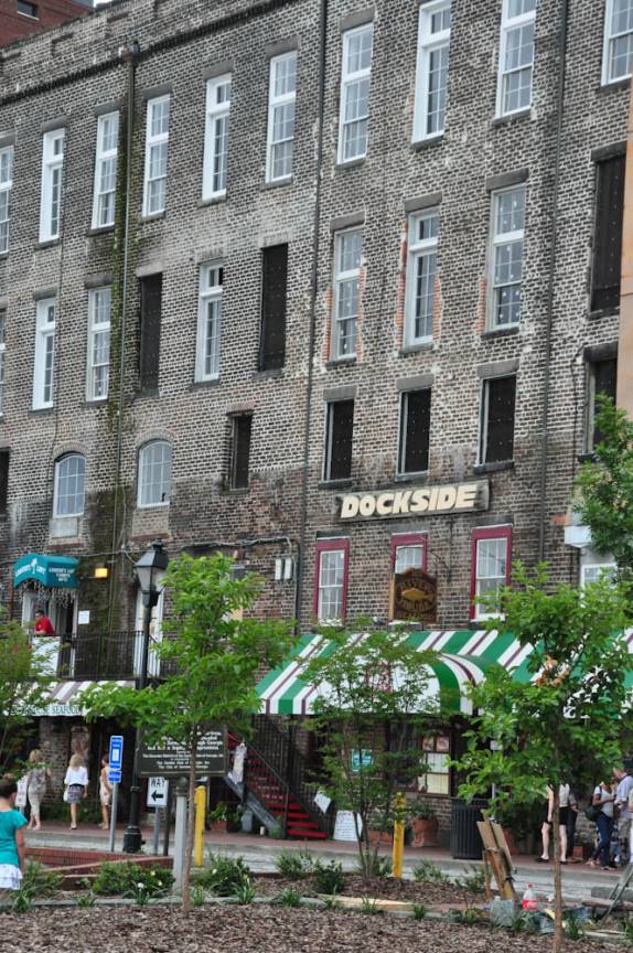 Região renovada das antigas docas, em Savannah, na Georgia - EUA